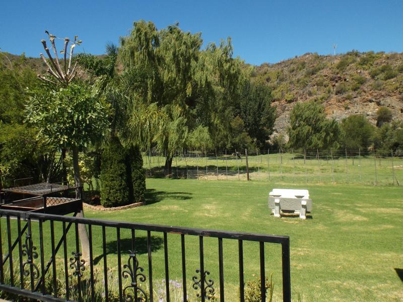 Old Mill Lodge, Seasonal Working Ostrich Farm & Restaurant, Oudtshoorn Esterno foto